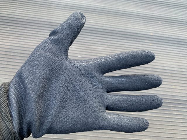薄手のゴム手袋の裏側
